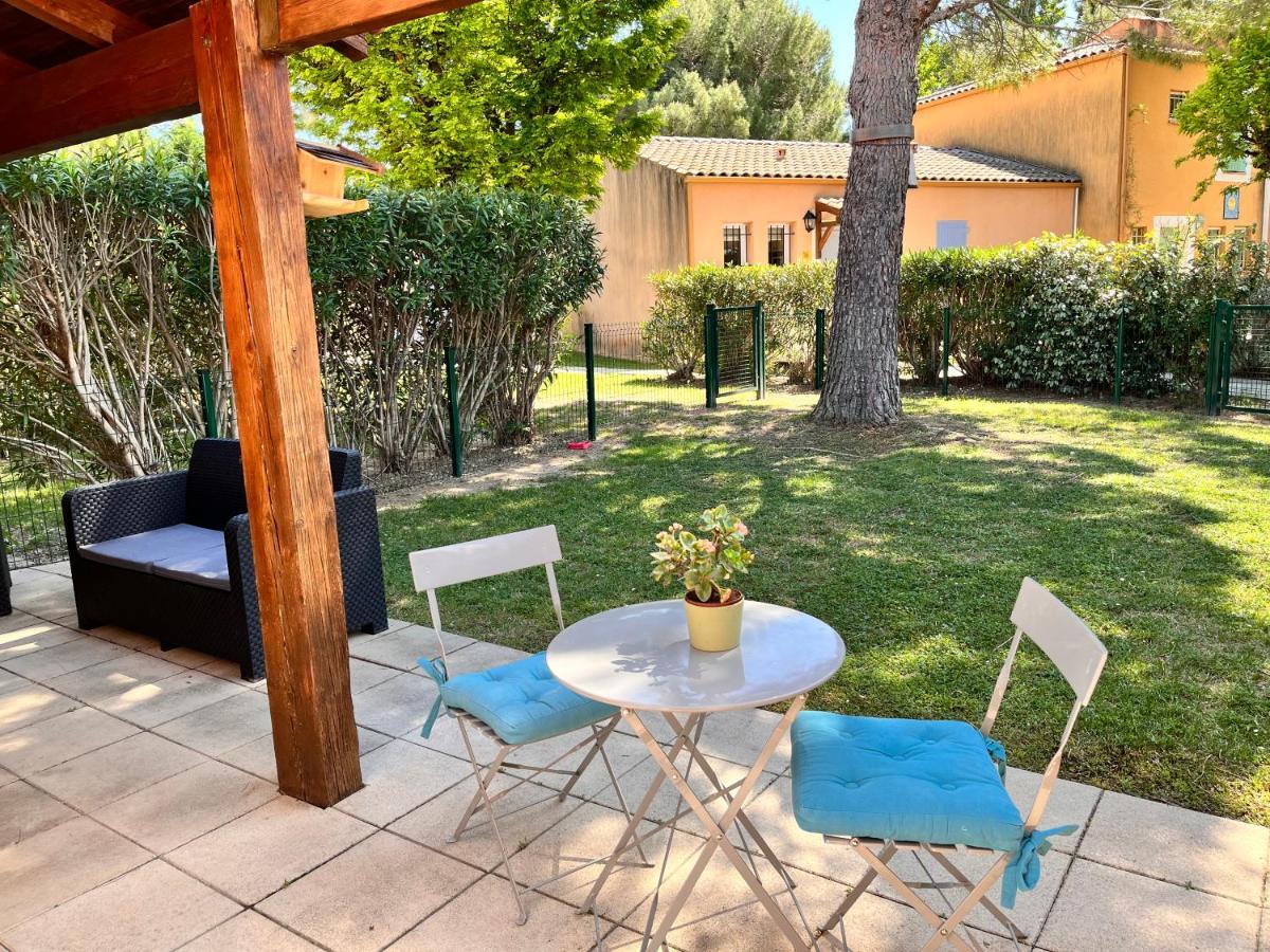 Maison De Vacances Dans Residence Avec Piscine Arles Exterior photo